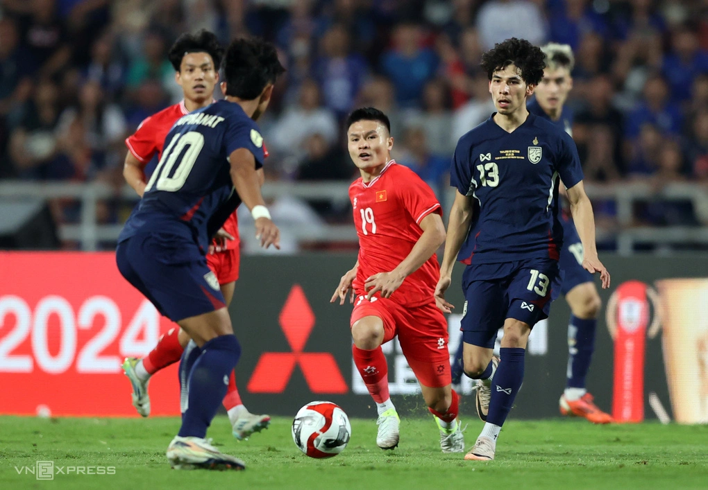 Tiền vệ Việt Nam Nguyễn Quang Hải (19) thi đấu trong trận thắng Thái Lan 3-2 ở lượt về chung kết ASEAN Cup 2024, trên sân Rajamangala, Bangkok, Thái Lan ngày 5/1/2025. Ảnh: Đức Đồng