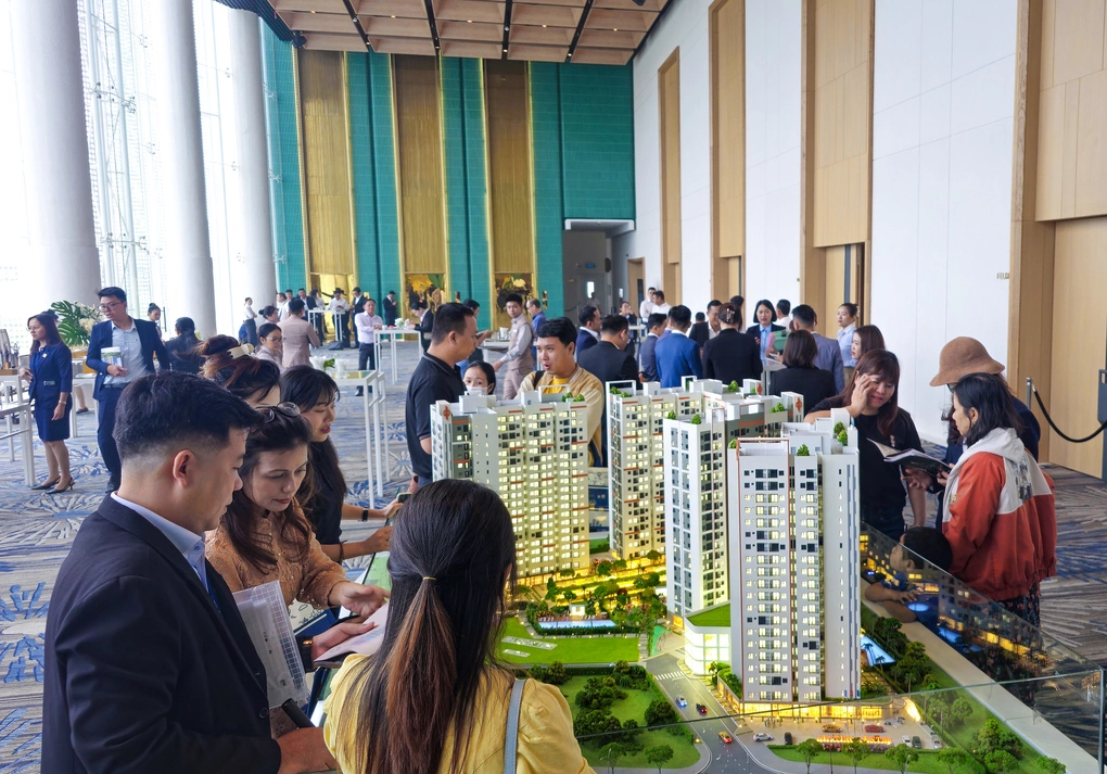 Người mua nhà tham quan một dự án căn hộ tại TP HCM. Ảnh: Phương Uyên