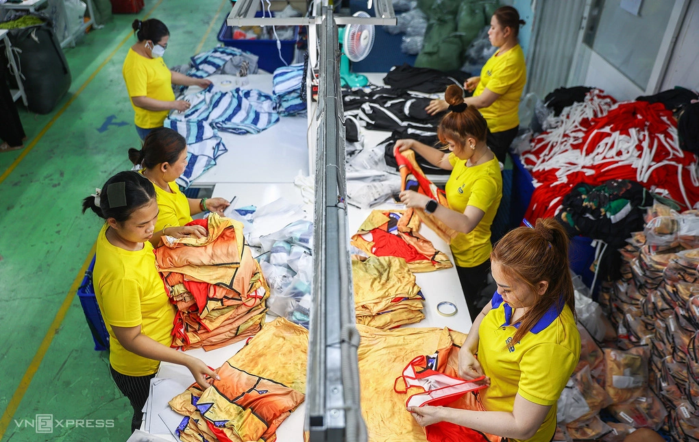 Giờ vào ca của công nhân dệt may tại TP HCM - lĩnh vực sử dụng nhiều lao động nữ. Ảnh: Như Quỳnh