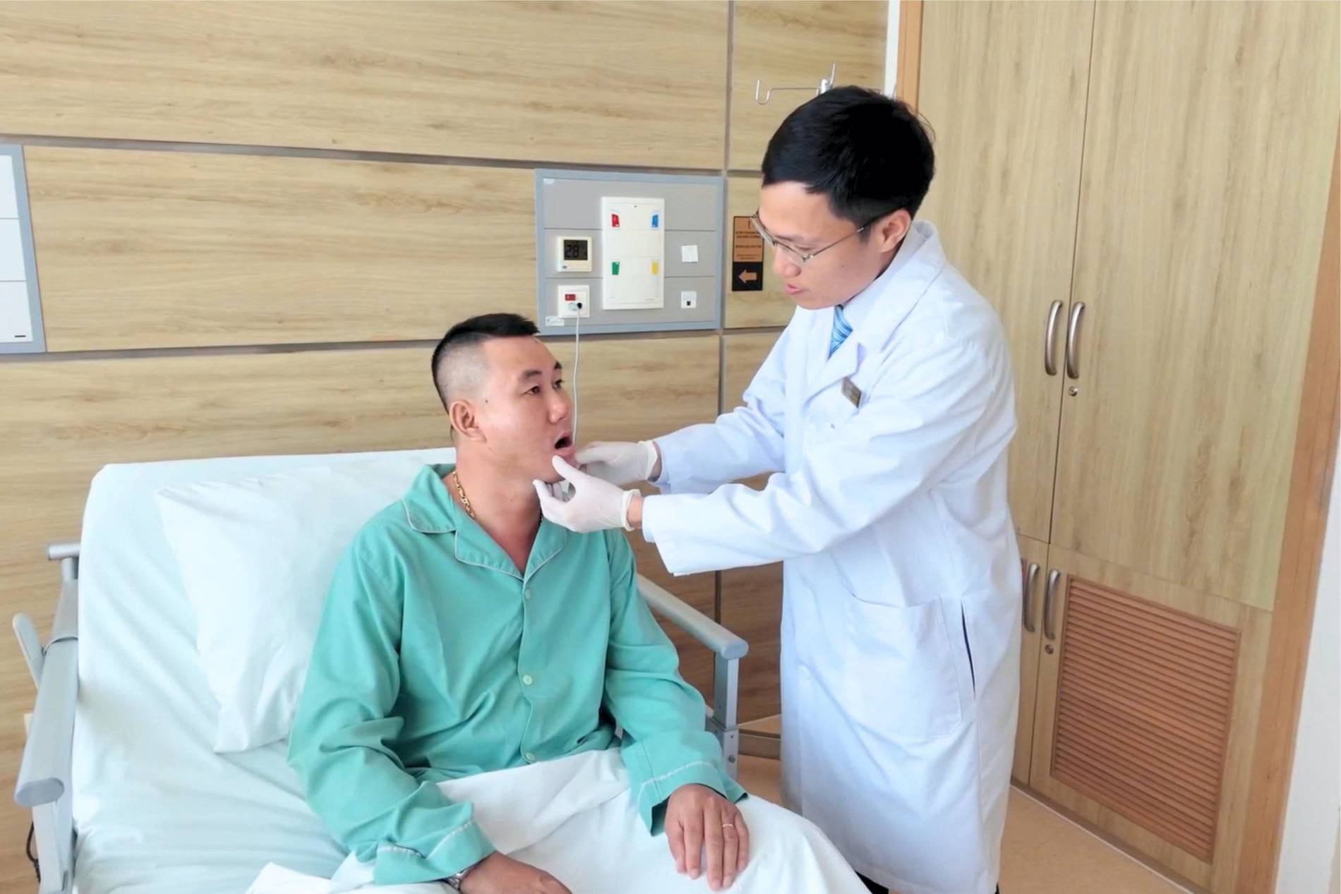 Vinmec Nha Trang phẫu thuật ung thư tuyến giáp không để lại sẹo: Giữ trọn giọng nói và sự tự tin - Ảnh 2