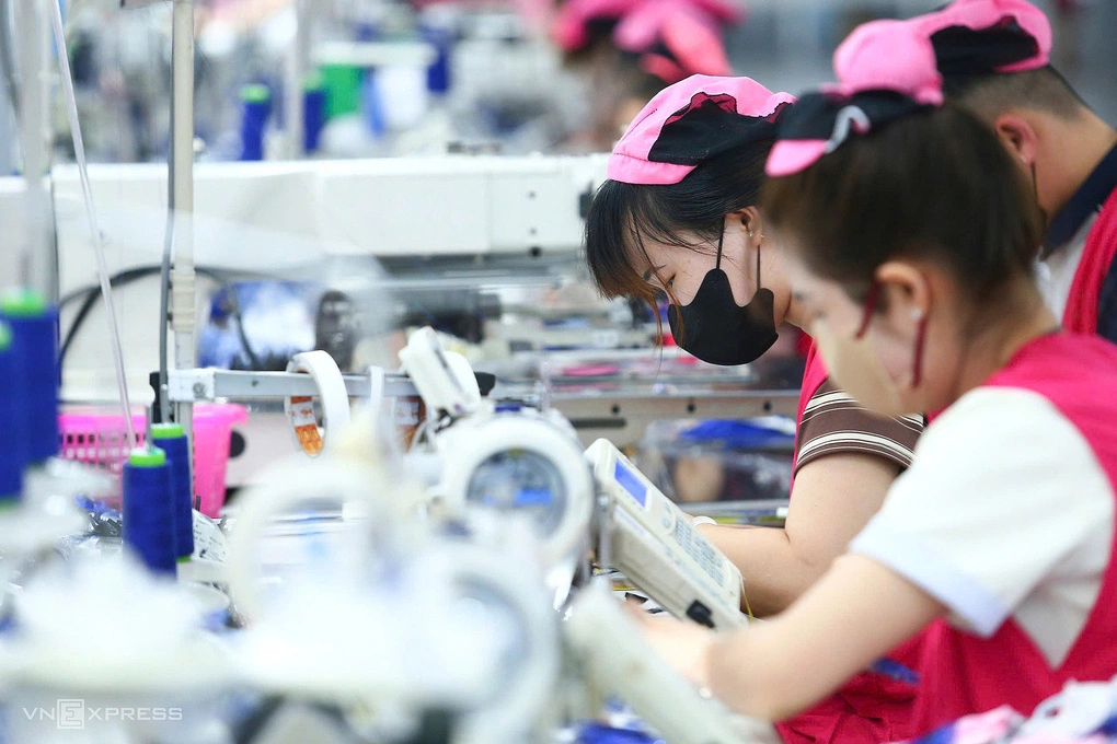 Công nhân chuyền sản xuất một doanh nghiệp may mặc tại Bắc Ninh. Ảnh: Việt An