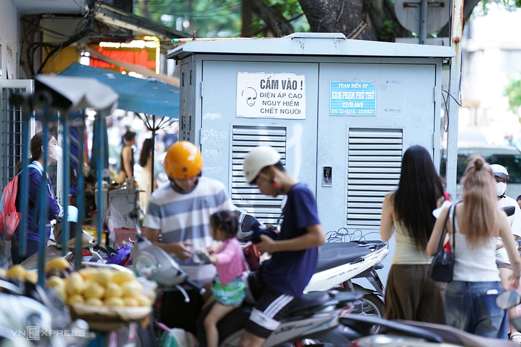 Một trạm biến áp chắn gần hết vỉa hè đường Trần Phú, đoạn gần Nhà thờ Chính tòa Đà Nẵng (nhà thờ Con gà), vốn đông đúc khách du lịch. Ảnh: Nguyễn Đông