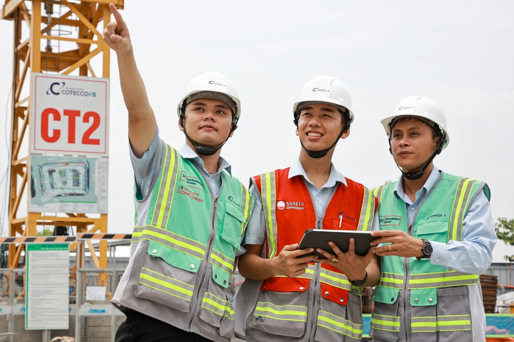Các kỹ sư đang làm việc tại một công trình xây dựng. Ảnh: CTD