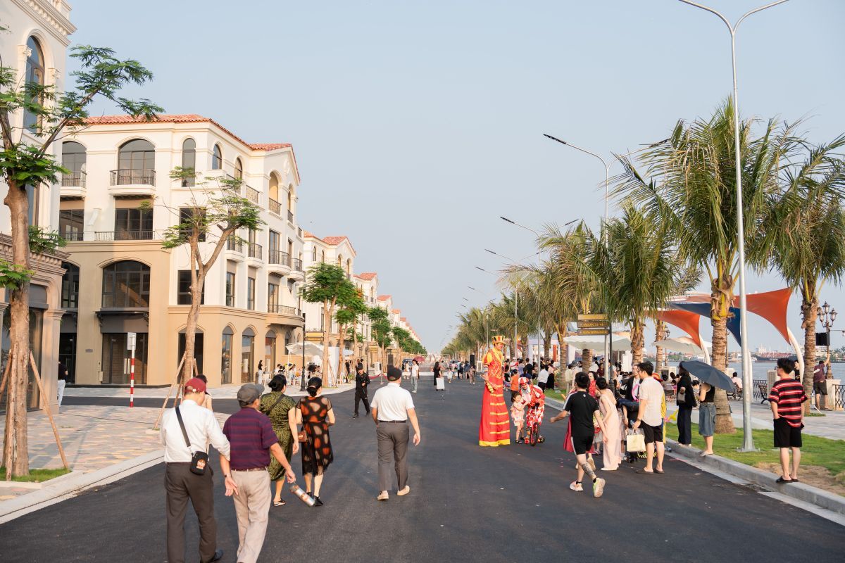Giới thượng lưu đất Cảng tìm tài sản truyền đời, nhà phố đa công năng Royal Boulevard lên ngôi - Ảnh 4