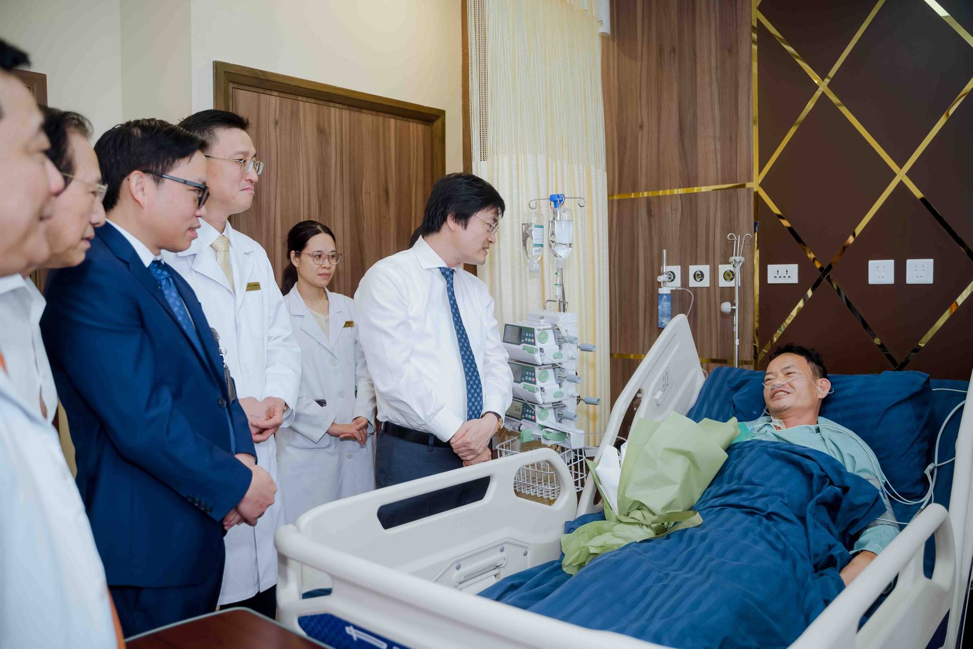 Lần đầu tiên tại Việt Nam – Vinmec phẫu thuật xuyên việt hai chiều bằng robot cách xa 1.700km - Ảnh 1