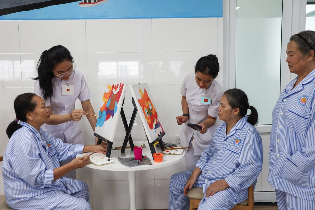 Người cao tuổi tại viện dưỡng lão bán trú tại Bệnh viện Phục hồi chức năng - Điều trị bệnh nghề nghiệp TP HCM. Ảnh: Quỳnh Trần