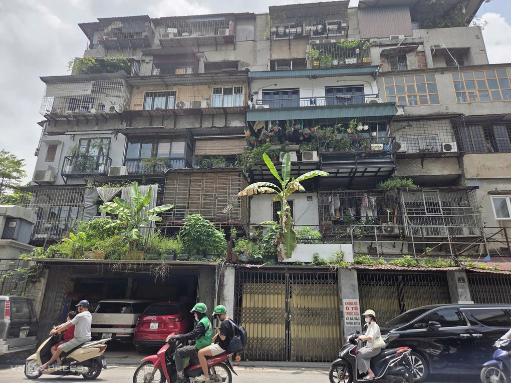 Chung cư 23 Hàng Tre nhìn từ phía Hàng Thùng, nhiều diện tích cơi nới gây nguy hiểm và mất mỹ quan đô thị. Ảnh: Võ Hải