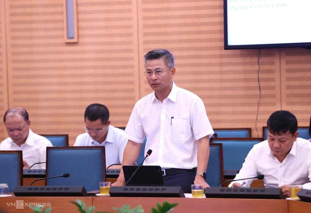 Giám đốc Sở Xây dựng Nguyễn Phi Thường báo cáo tại cuộc họp sáng 4/8. Ảnh: Hoàng Phong