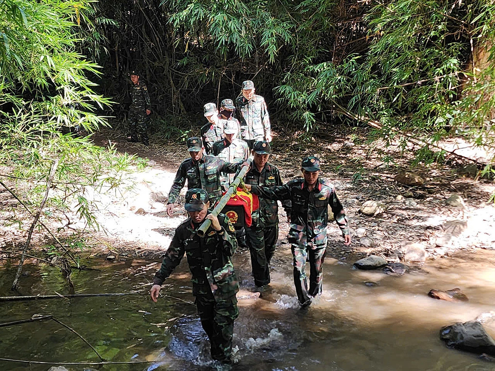 Bộ đội quy tập hài cốt liệt sĩ Ka Tơr Tiên, nguyên là Tiểu đội phó Huyện đội Anh Dũng. Ảnh: Bộ Chỉ huy Quân sự tỉnh Khánh Hòa
