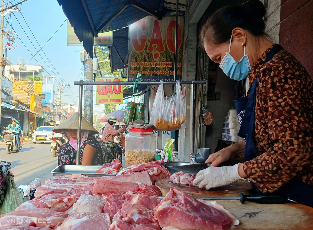 Quầy thịt heo bán trên đường Lê Đức Thọ, phường An Hội Đông, TP HCM. Ảnh: Thi Hà