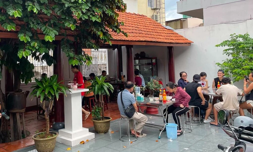 Khoảng 3 tuần nay, 10 bàn của quán hủ tiếu lúc nào cũng kín khách. Ảnh: Ngọc Ngân
