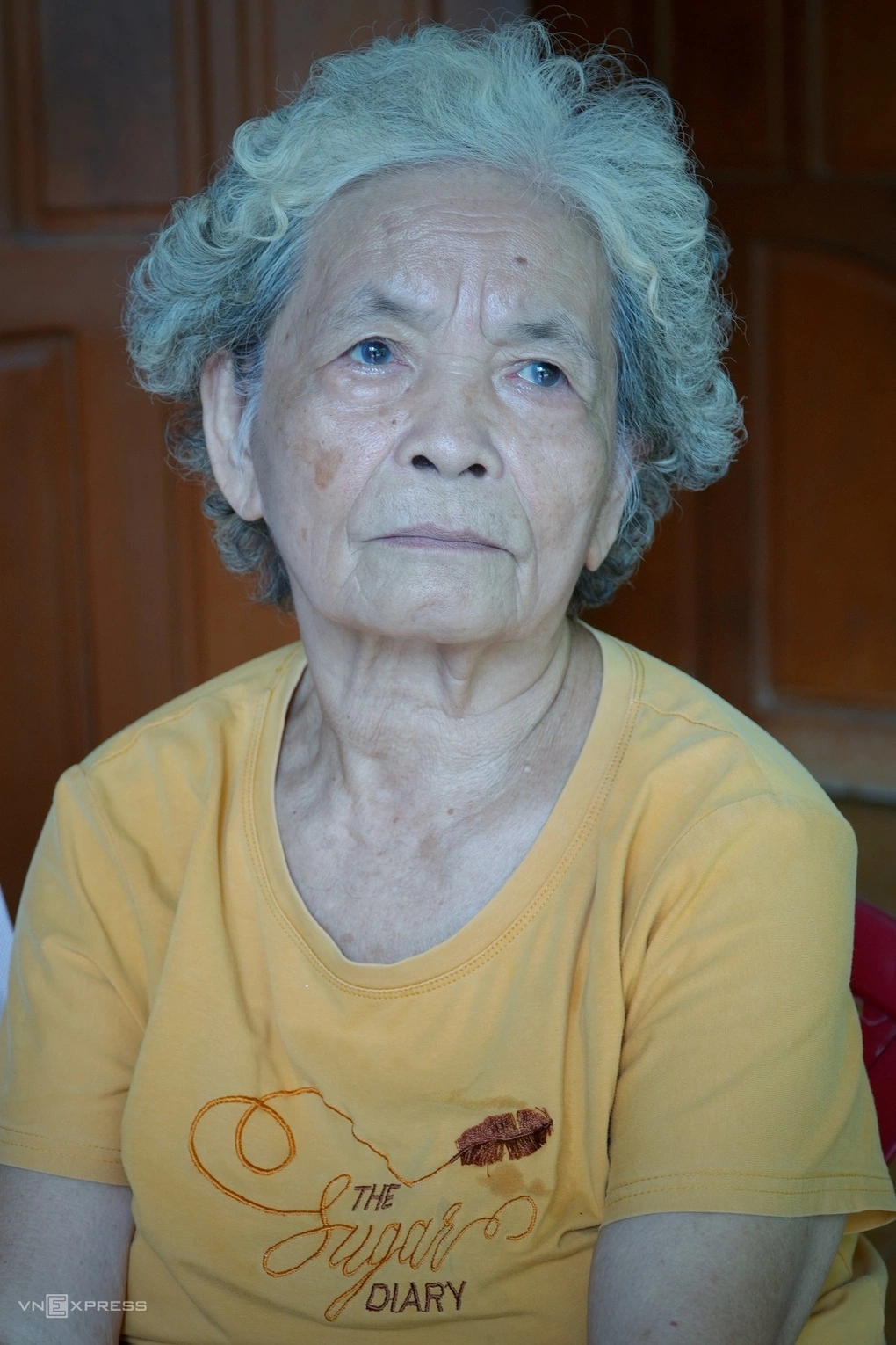 Bà Ngân bồi hồi khi kể về những chiến sĩ hi sinh. Ảnh: Phạm Linh