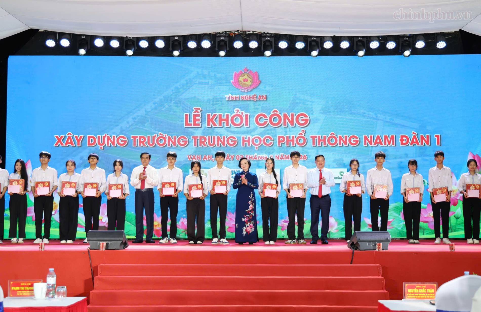 Khởi công Trường THPT Nam Đàn 1, Phó Thủ tướng Phạm Thị Thanh Trà kỳ vọng môi trường giáo dục chất lượng cao, nhân văn - Ảnh 6