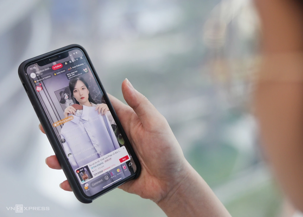 Người tiêu dùng xem livestream bán hàng qua mạng xã hội. Ảnh: Thành Nguyễn
