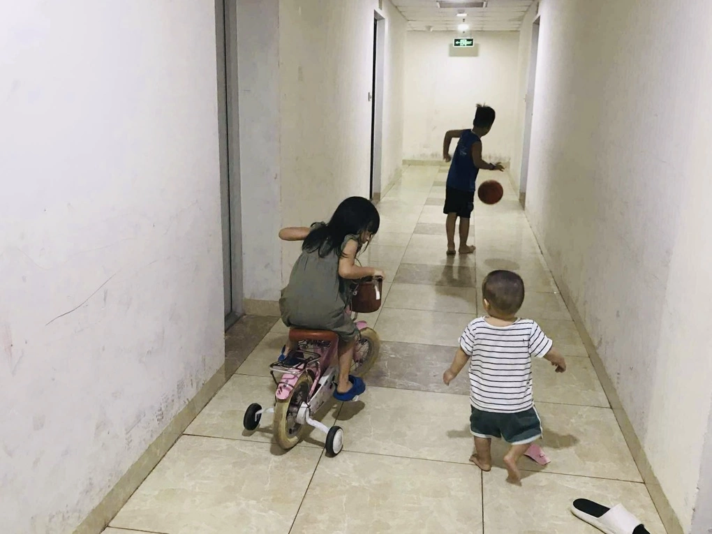 Trẻ nhỏ chơi đùa tại chung cư nhà chị Hạnh, ở Đông Anh, Hà Nội, hôm 17/9. Ảnh: Hồ Hạnh