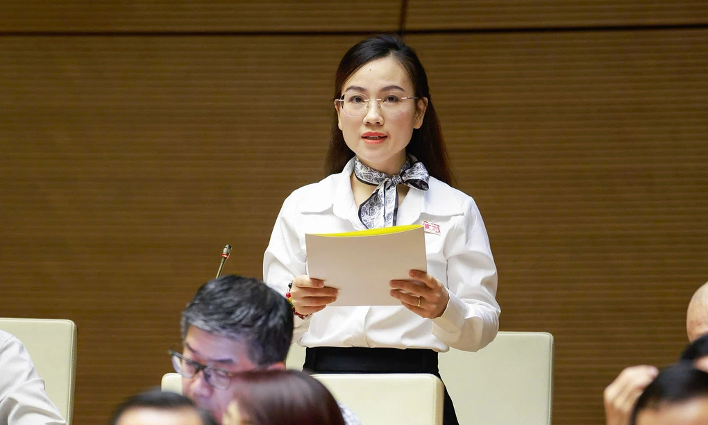 Đại biểu Lưu Thị Thúy Hằng phát biểu tại hội trường sáng 10/8. Ảnh: Hoàng Phong