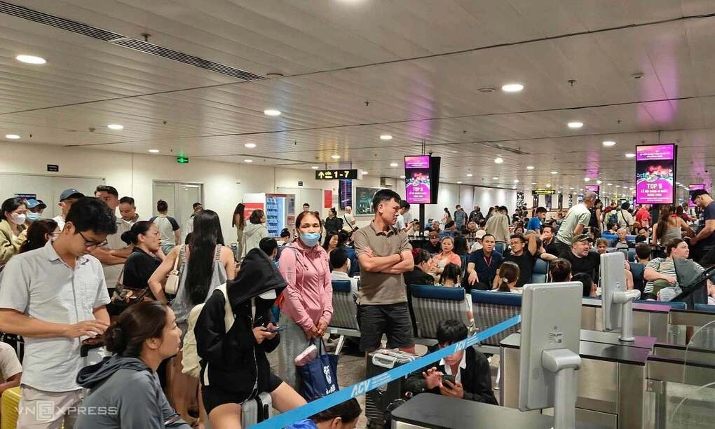 Hành khách đợi bay tại nhà ga T1, tối 11/8. Ảnh: Tuấn Việt