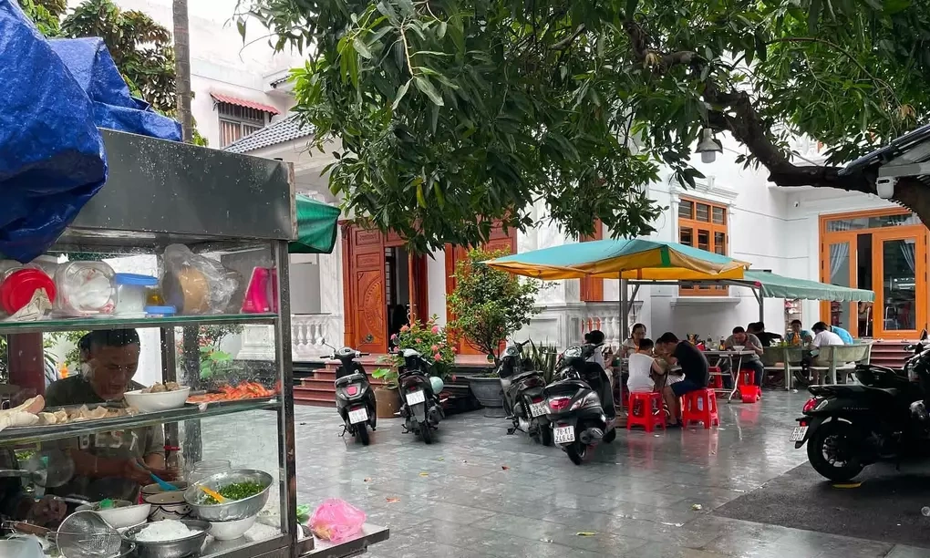 Quán hủ tiếu trong sân biệt thự của vợ chồng ông Liêm, sáng 6/8. Ảnh: Ngọc Ngân
