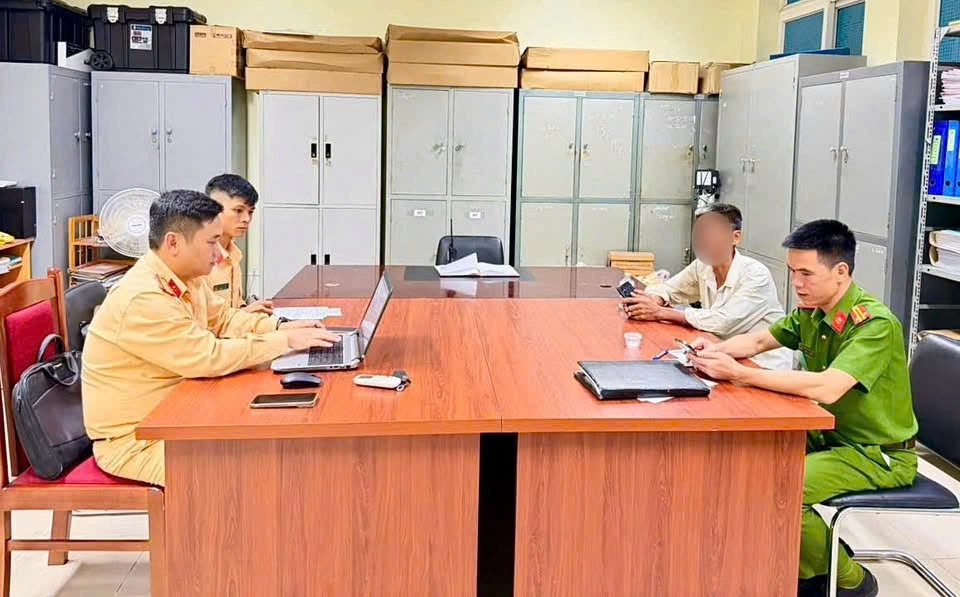 Chủ xe vi phạm tại cơ quan công an. Ảnh: CACC