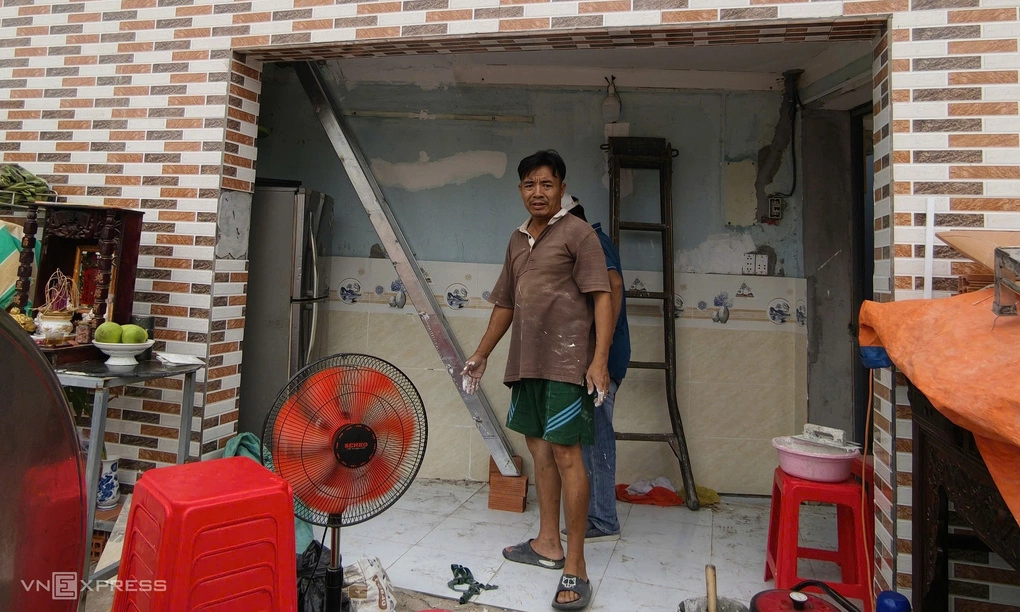 Căn nhà ngang 5 m, dài chưa đến 2 m được ông Dương sửa lại để lấy mặt tiền sau khi thu hồi đất làm dự án cải tạo rạch Xuyên Tâm. Ảnh: Đình Văn