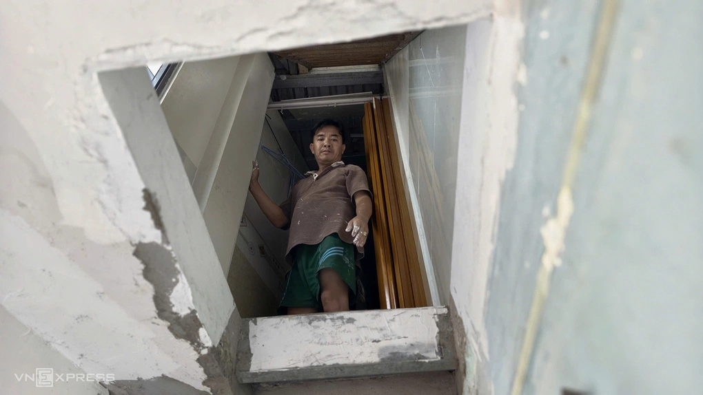 Sau khi bàn giao hơn 2/3 diện tích cho đơn vị thi công cải tạo rạch Xuyên Tâm, nhà của ông Giang chỉ còn một phần toilet và bếp ở tầng trệt và lầu một. Ảnh: Đình Văn