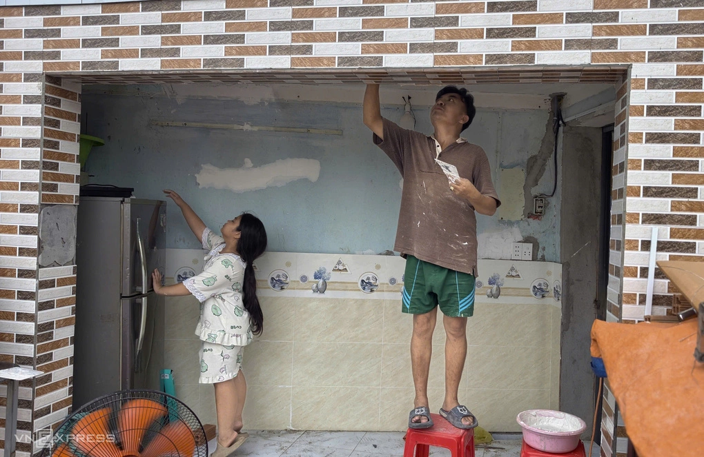 Ông Giang sơn sửa lại phần nhà còn lại rộng 8 m2 để vợ chồng và hai con sinh hoạt. Ảnh: Đình Văn