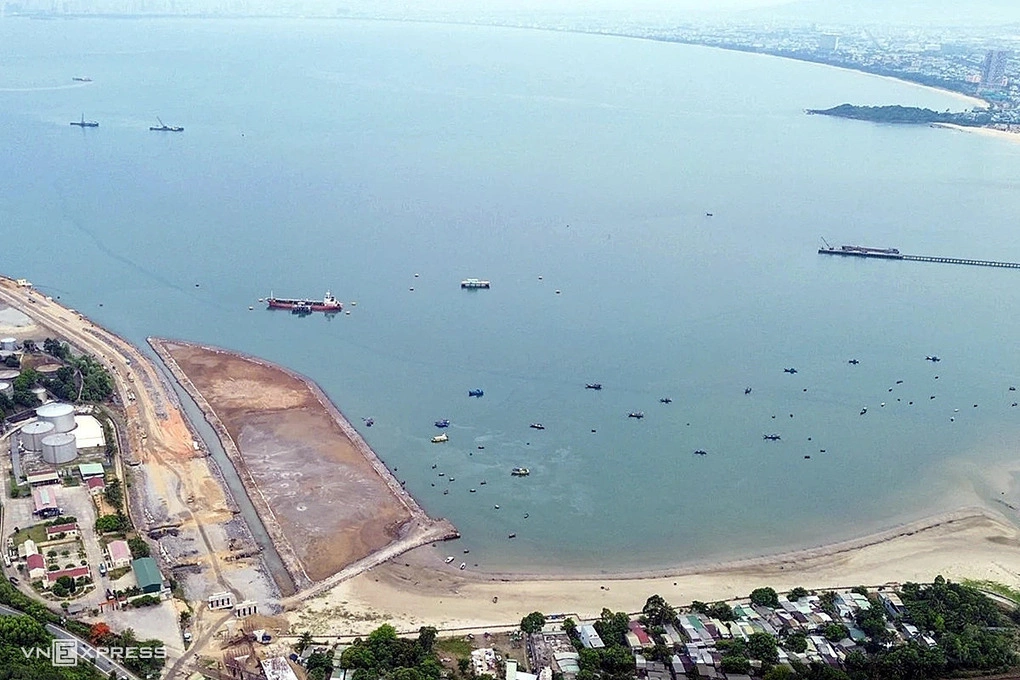 Cảng Liên Chiểu nằm dưới chân đèo Hải Vân, tháng 6/2025. Ảnh: Ngọc Trường