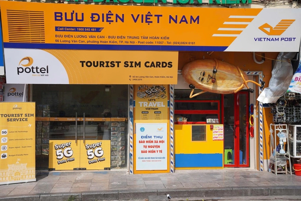 Một điểm bán SIM di động của Vietnam Post trên phố Lương Văn Can, Hà Nội. Ảnh: Quốc Bảo