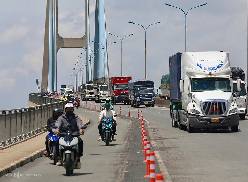 Dải phân cách bằng bêtông được thay bằng cọc tiêu trên cầu Phú Mỹ, hướng từ phường Cát Lái sang Phú Thuận, tháng 8/2026. Ảnh: Giang Anh