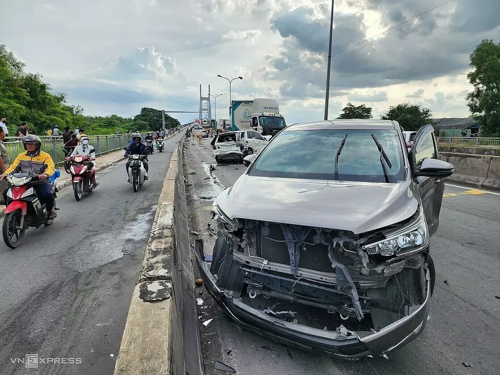 Vụ tai nạn liên hoàn xảy ra ở đoạn đổ dốc cầu Phú Mỹ, hướng từ phường Phú Thuận sang Cát Lái, tháng 8/2024. Ảnh: Đình Văn