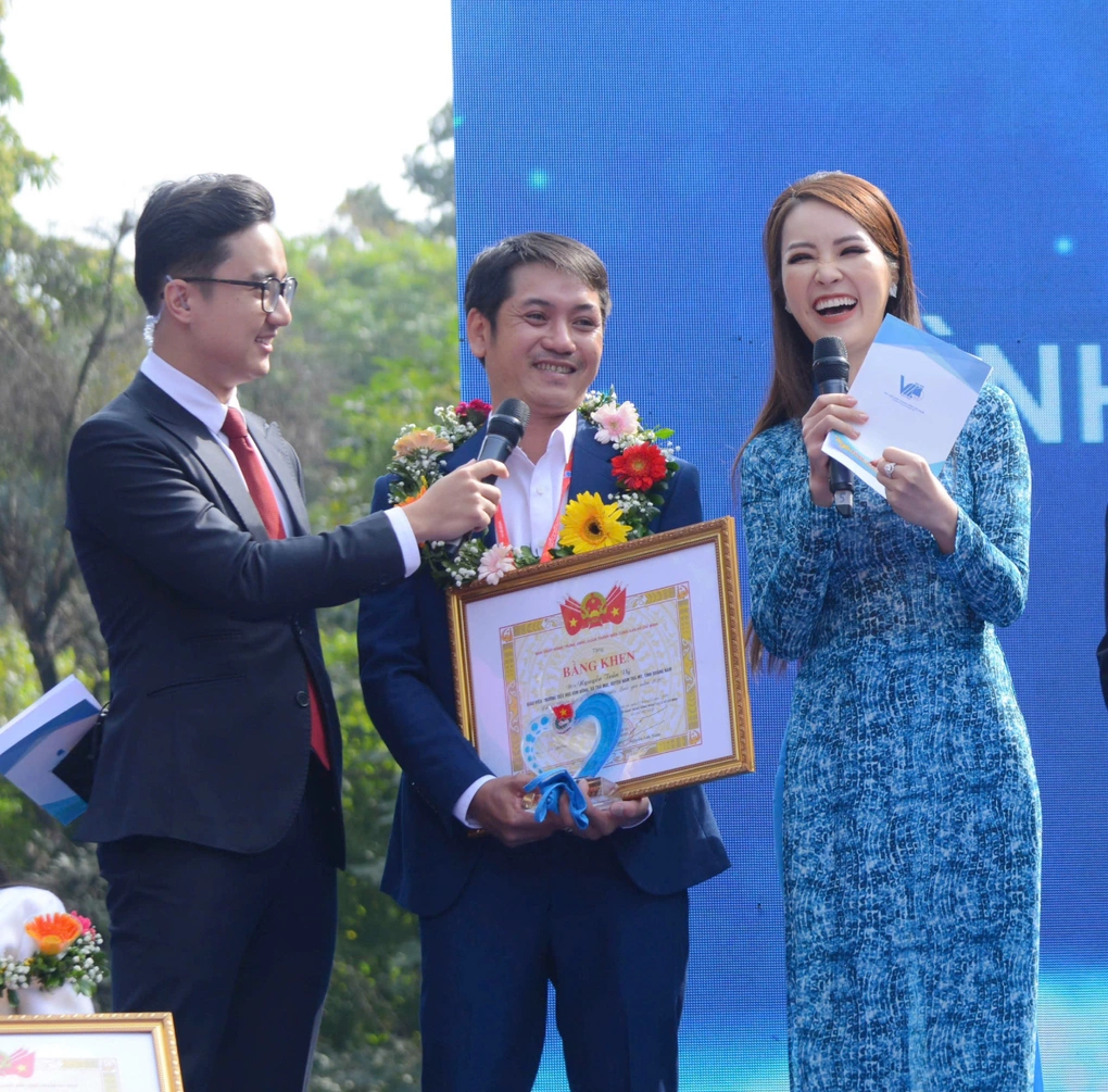 Thầy Vỹ nhận giải thưởng tiêu biểu trong chương trình Tình nguyện Quốc gia năm 2020 tại Hà Nội. Ảnh: Nhân vật cung cấp
