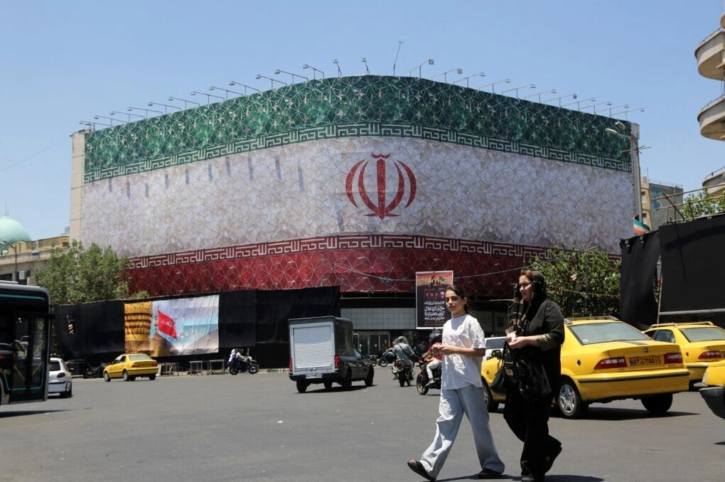 Màn hình hiển thị quốc kỳ Iran tại Quảng trường Enghelab ở Tehran, Iran ngày 15/6. Ảnh: AFP
