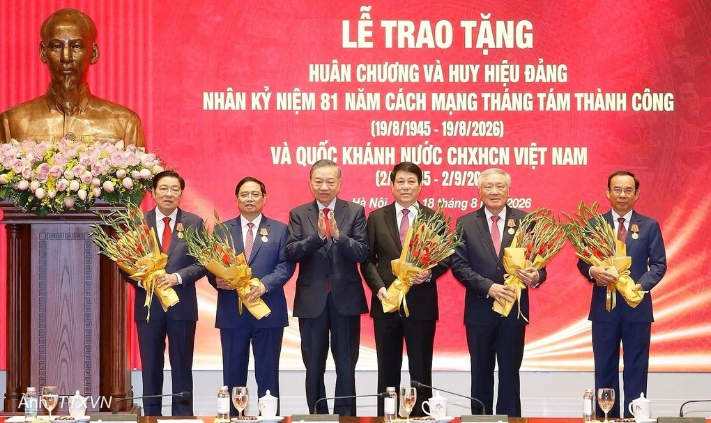 Tổng Bí thư, Chủ tịch nước Tô Lâm tặng Huân chương Hồ Chí Minh cho 5 nguyên Ủy viên Bộ Chính trị, sáng 18/8. Ảnh: TTXVN