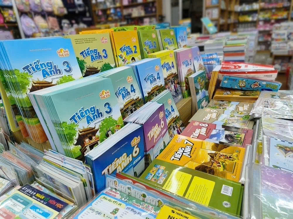 Sách giáo khoa trên kệ một nhà sách ở TP HCM, chiều 18/8. Ảnh: Quỳnh Trần