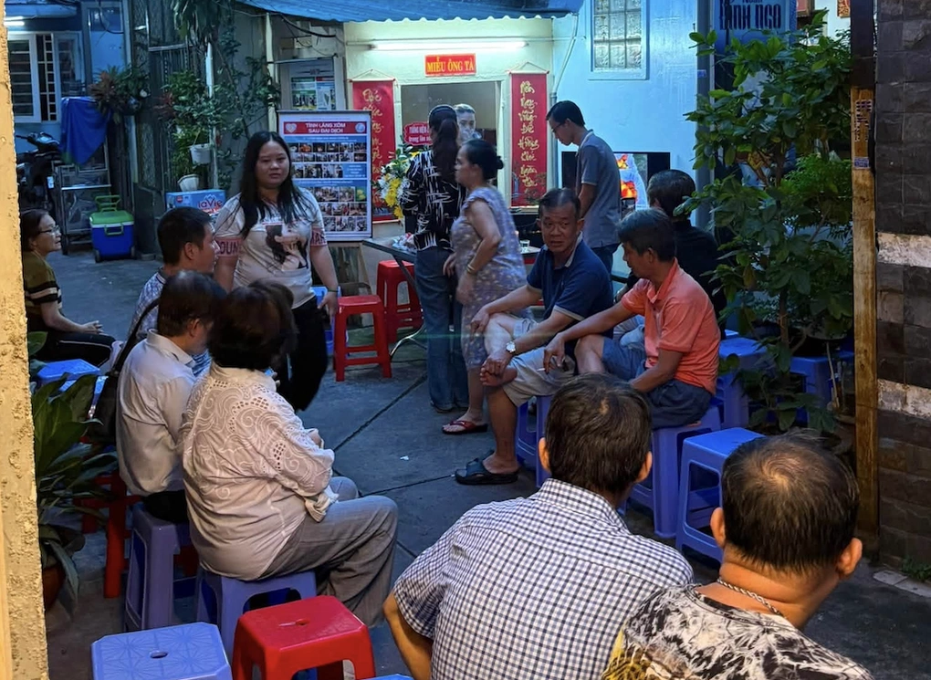 Người dân chờ tổ chức lễ giỗ ở hẻm 68 Trần Quang Khải, phường Tân Định, TP HCM, chiều 13/8. Ảnh: Khánh Linh