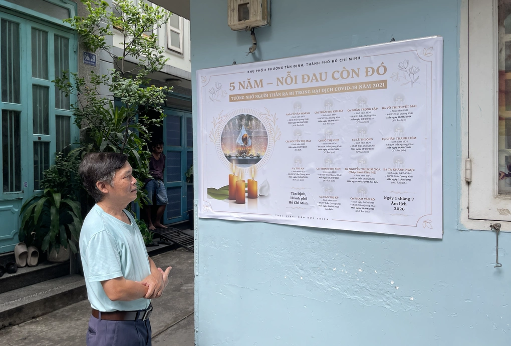 Ông Đào Đức Thiện trước tấm bảng tưởng nhớ 14 người đã mất ở hẻm 68 Trần Quang Khải, phường Tân Định, TP HCM, chiều 13/8. Ảnh: Ngọc Ngân