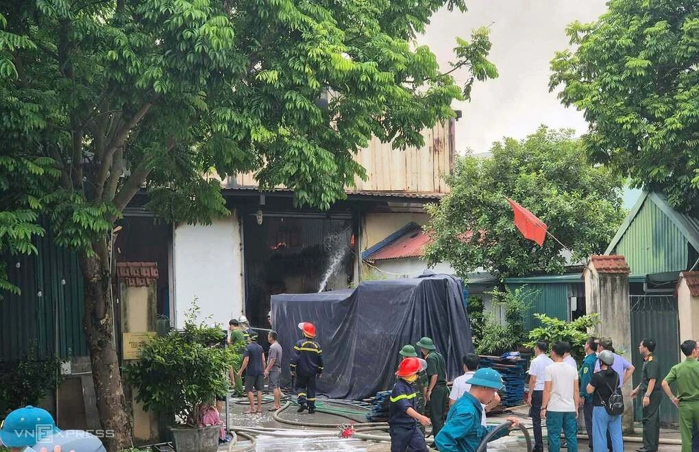 Công an, dân quân tham gia dập lửa nhà xưởng ở phường Chương Mỹ, TP Hà Nội sáng 19/8. Ảnh: Gia Chính