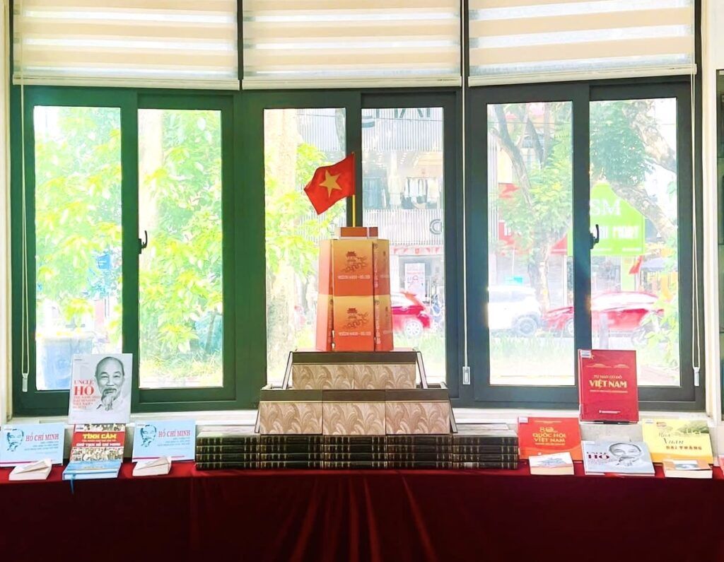 Trưng bày chuyên đề “Cách mạng Tháng Tám năm 1945 – Mốc son lịch sử của dân tộc”: Bồi đắp niềm tự hào qua trang sách - Ảnh 3