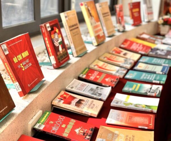 Trưng bày chuyên đề “Cách mạng Tháng Tám năm 1945 – Mốc son lịch sử của dân tộc”: Bồi đắp niềm tự hào qua trang sách - Ảnh 4