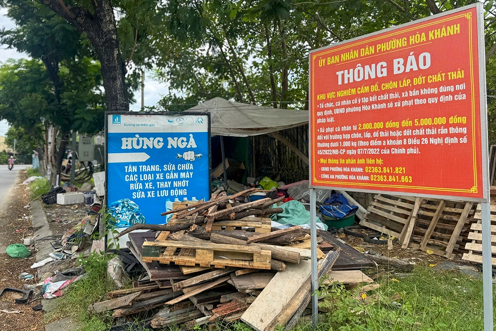 Nhiều vỉa hè thành nơi tập kết rác, phế thải, bất chấp bảng cấm của chính quyền địa phương. Ảnh: Ngọc Trường