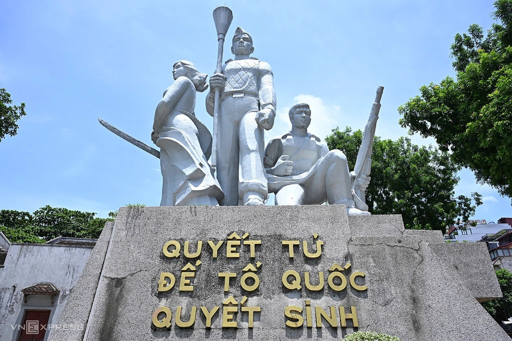 Tượng đài Quyết tử để Tổ quốc quyết sinh được khắc họa từ các chiến sĩ Thủ đô. Ảnh: Giang Huy