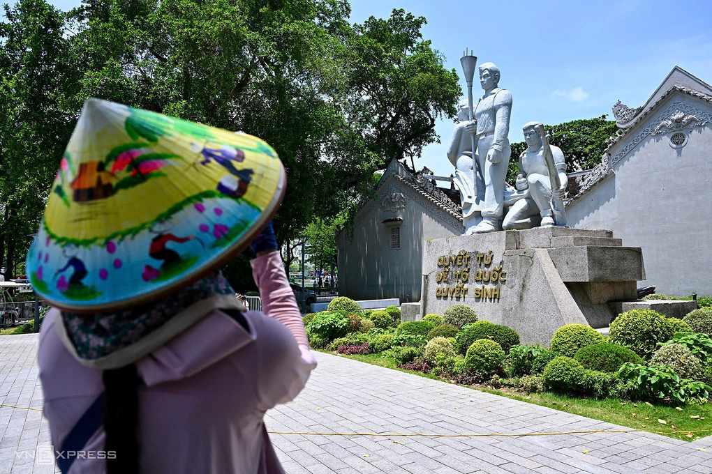 Tượng đài hiện đặt trong khuôn viên di tích quốc gia Đền Bà Kiệu. Ảnh: Giang Huy