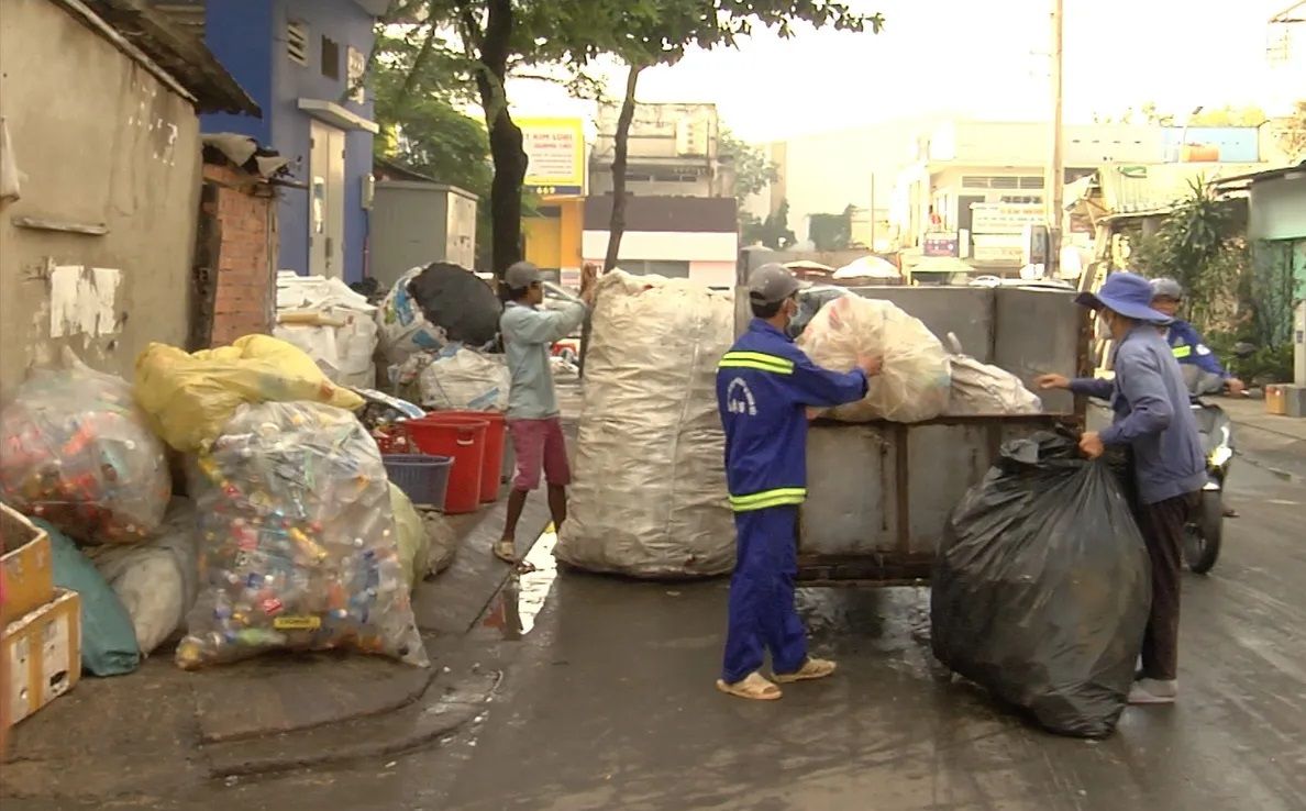 TP.HCM áp dụng giá dịch vụ rác mới: Tạo động lực phân loại, giảm lượng chất thải - Ảnh 1