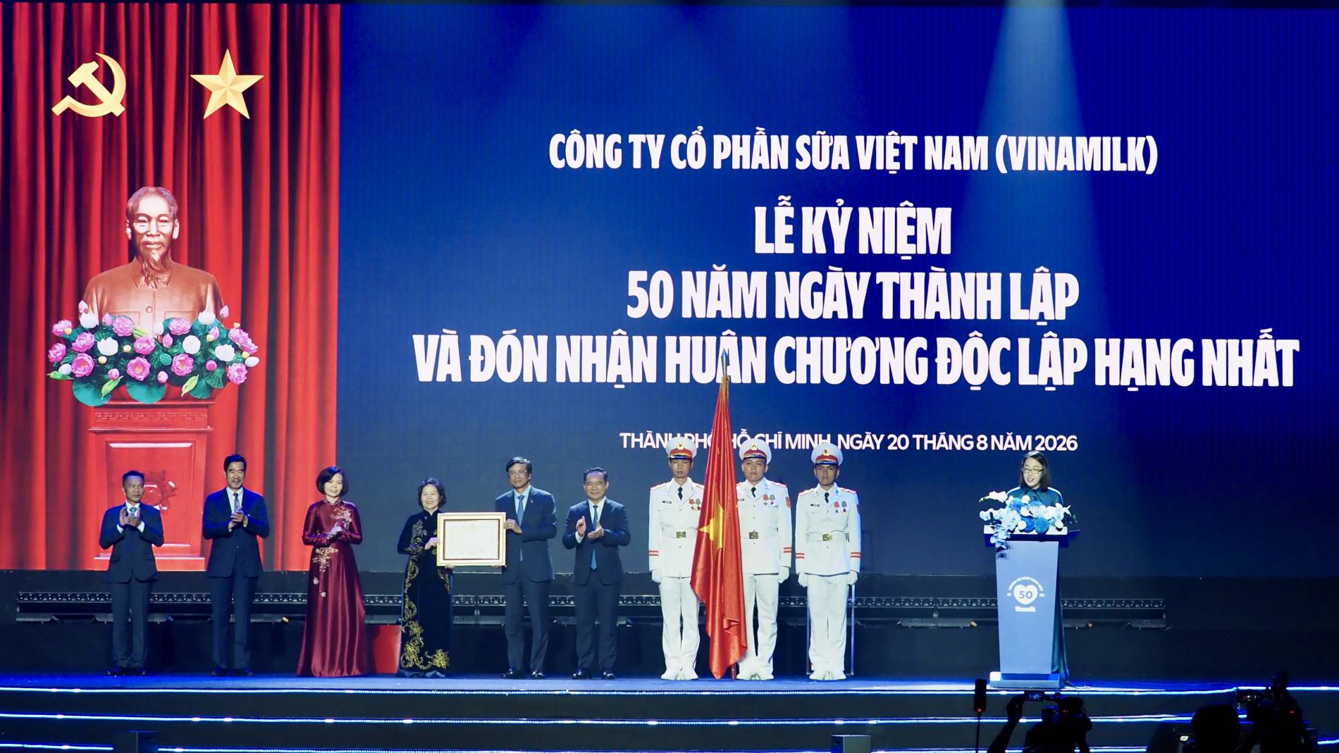Vinamilk đón nhận huân chương độc lập hạng nhất tại dấu mốc 50 năm - Ảnh 1