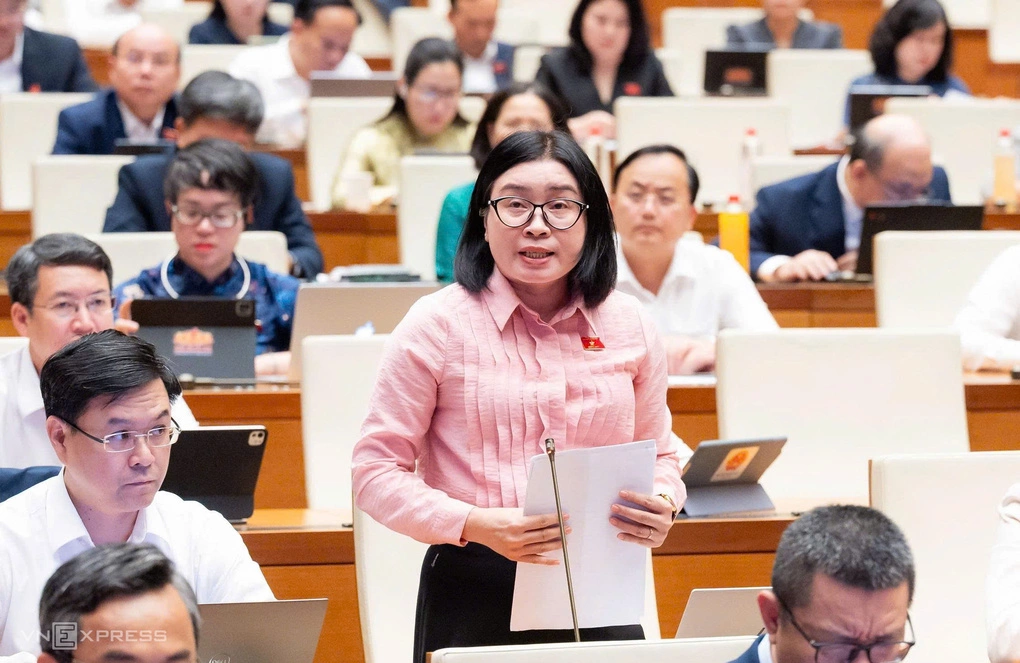 Đại biểu Phan Thị Thúy Linh phát biểu tại hội trường Quốc hội chiều 21/8. Ảnh: Hoàng Phong