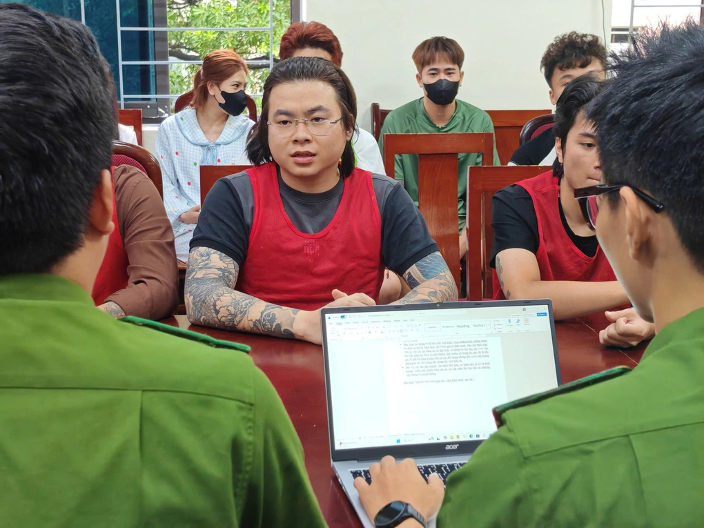 TikToker Phạm Tuấn và những người liên quan tại cơ quan điều tra. Ảnh: Công an cung cấp