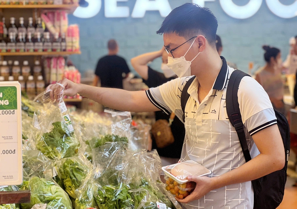 Người dân mua rau tại siêu thị. Ảnh: Hoàng Phương