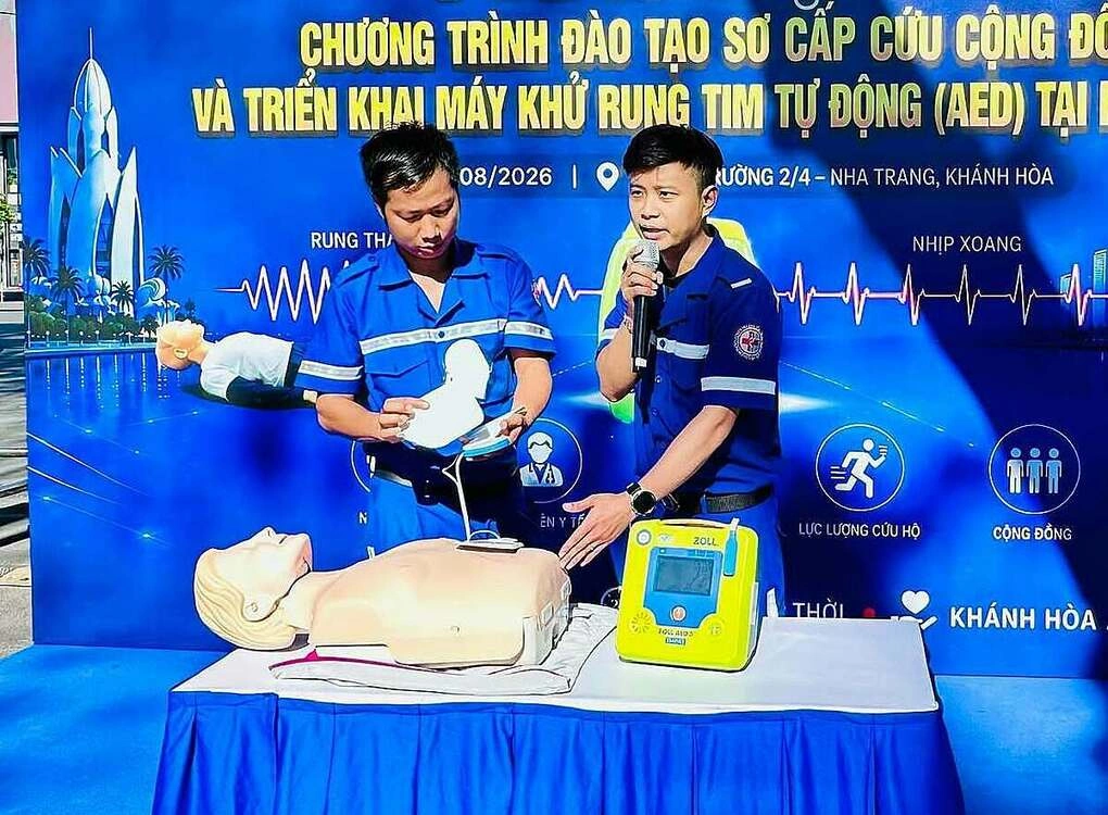 Lực lượng y tế hướng dẫn sử dụng máy khử rung tim tại lễ phát động. Ảnh: Bệnh viện Đa khoa Khánh Hòa