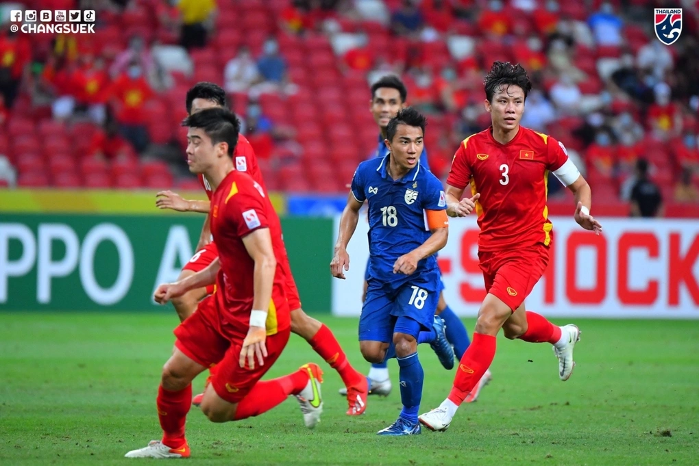 Tiền vệ Thái Lan Chanathip Songkrasin (18) thi đấu trong trận thắng Việt Nam 2-0 ở lượt đi bán kết AFF Cup 2020, trên sân quốc gia Singapore ngày 23/12/2021. Ảnh: Changsuek
