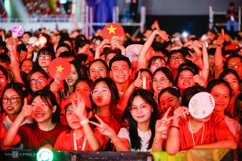 Khán giả xem concert Tổ quốc trong tim diễn ra tối 10/8/2025 tại sân vận động Mỹ Đình. Ảnh: Giang Huy